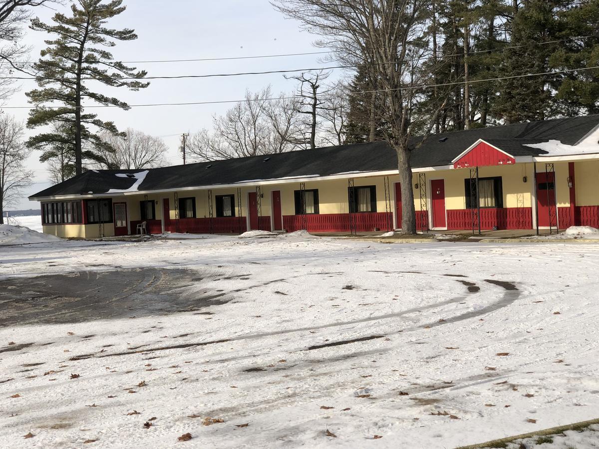 Sun N Snow Hotel Cadillac Exterior photo